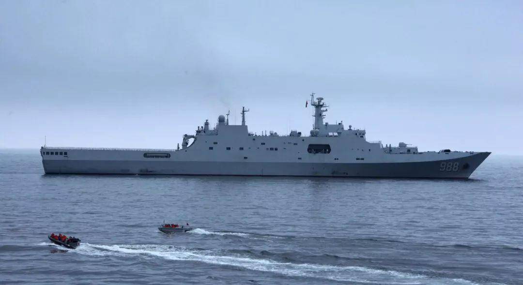 原创强大的071型登陆舰:排水量2.5万吨,和075舰堪称黄金组合