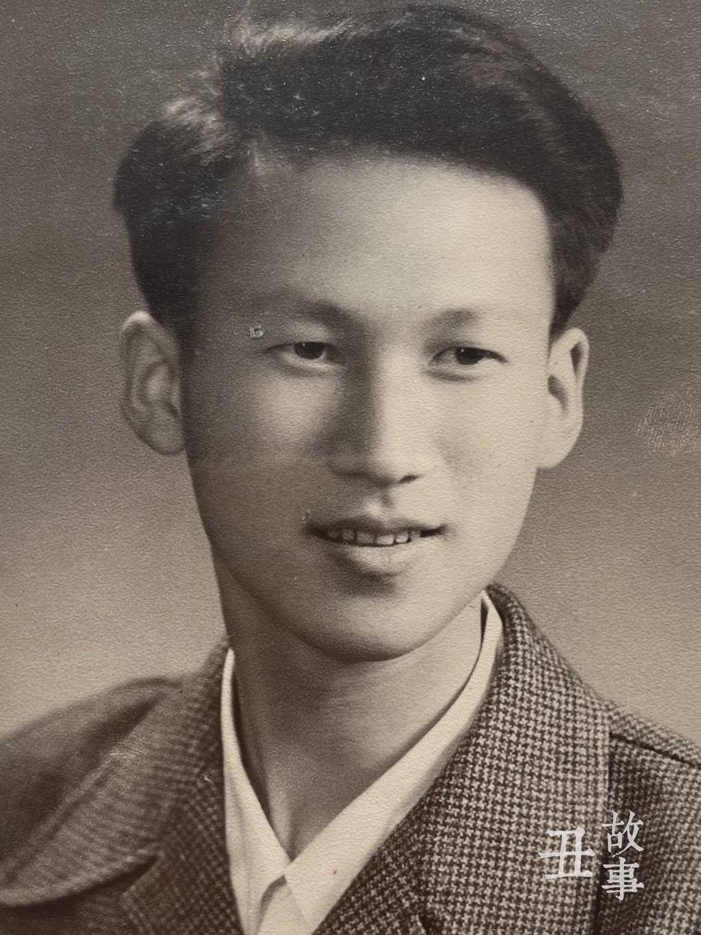 谢庭藩,1935年生,江西玉山仙岩镇周源村人;曾任杭州大学副校长,中国