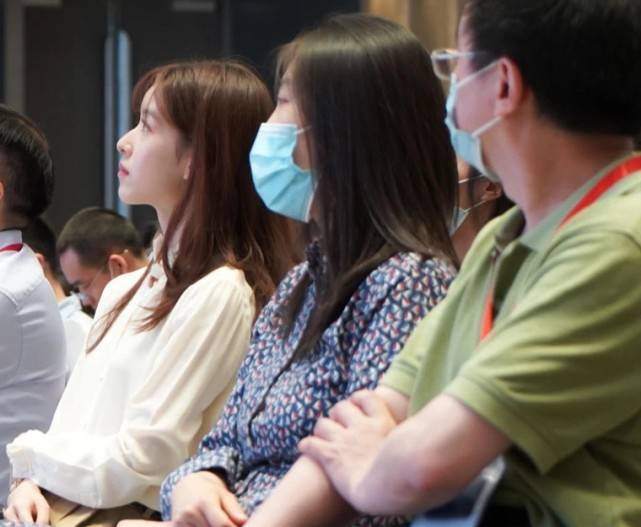 从毕业到身价580亿女富豪,她才用了6年!