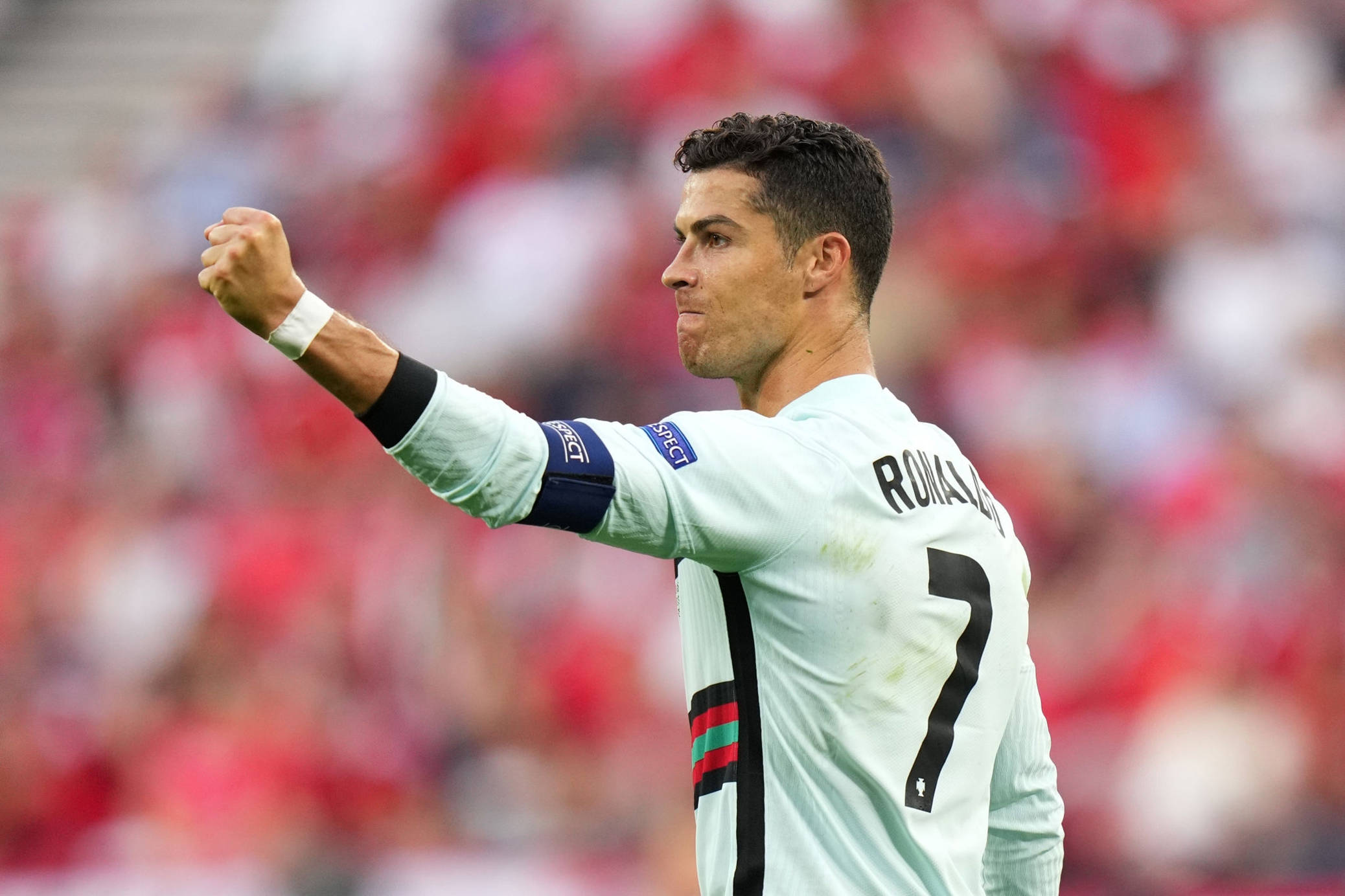 原创c罗狂刷5纪录,3-0!世界第5拒绝冷门,打爆小组最弱,全队狂欢