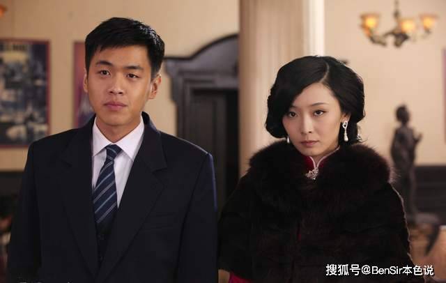却不幸被通缉,走投无路之下加入戴笠麾下成为了国民党军官,代号"黑狐"