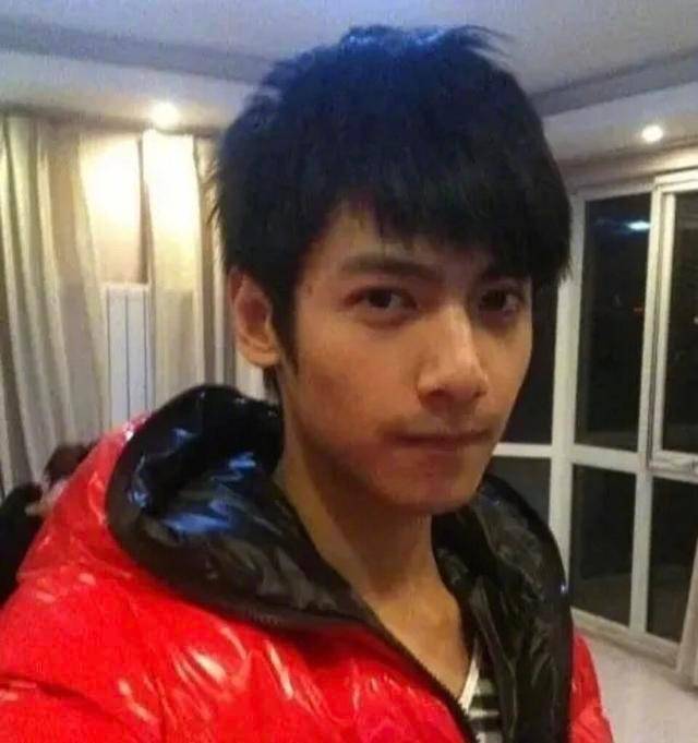 罗云熙出道前的五官还是很立体的,只是这个腼腆的表情是怎么回事,看的