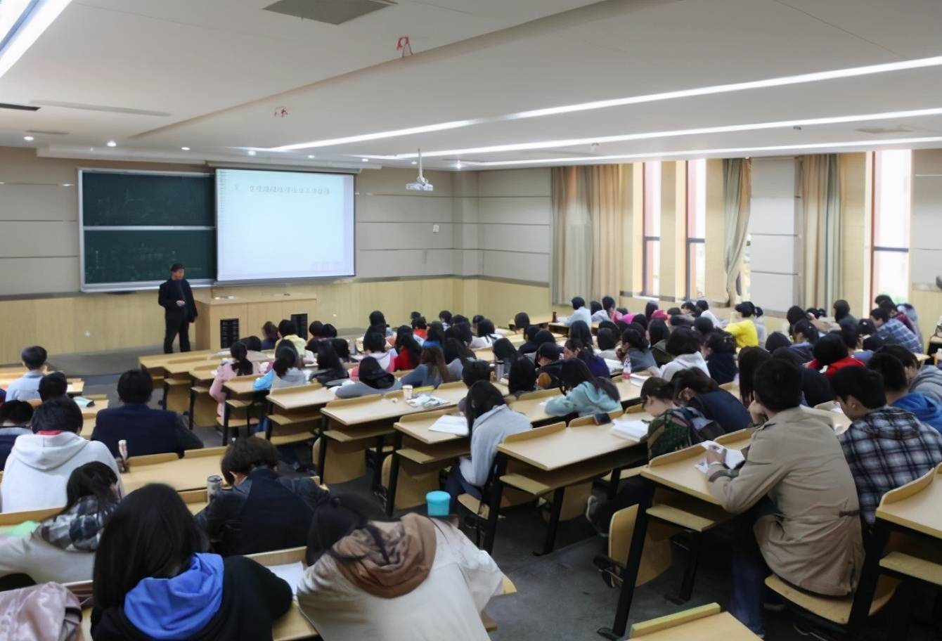原创大学女老师上课忘关投影仪学生看到搜索内容后羞愧的低下头