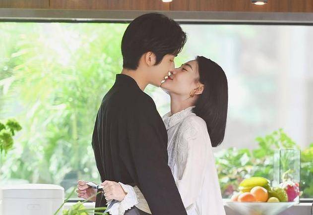 张新成新戏和女主互换身体自己摸