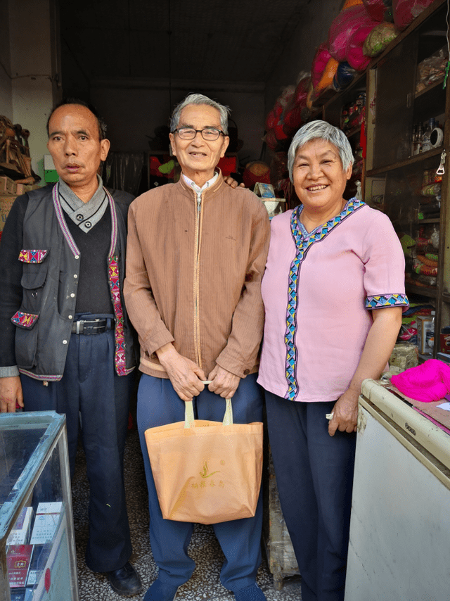 傈僳族人口_总人口只有200万的傈僳族中国占一半,这个村子里几乎全是!