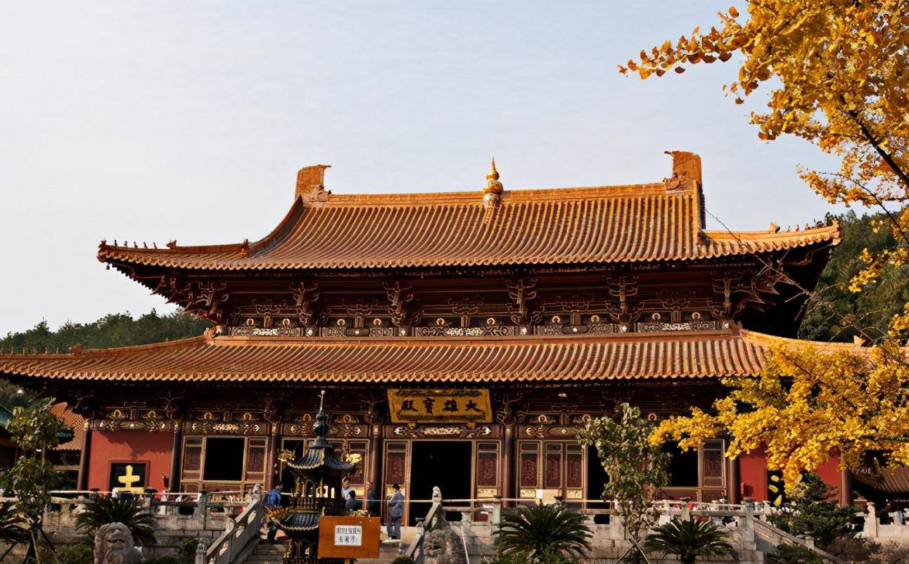 历史就比较悠久了,据说在东晋时期,有一位名将殷仲堪到东林寺拜访当时