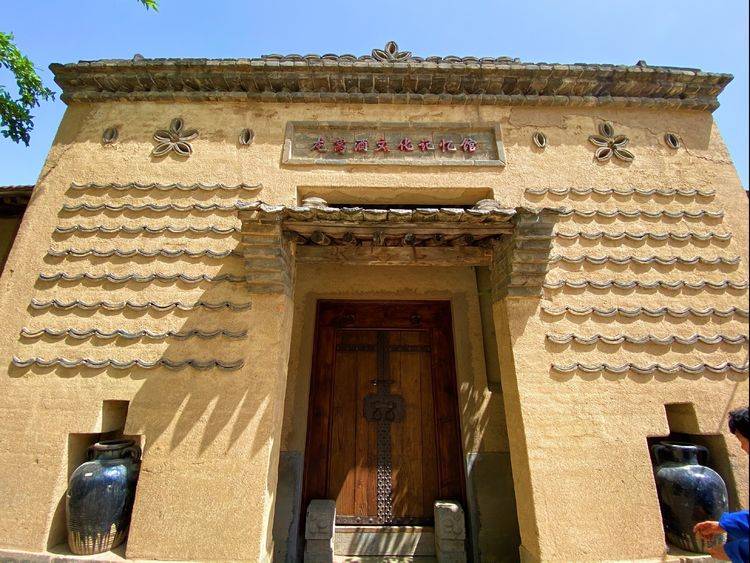 龙窝酒厂院内的老农具展示区.