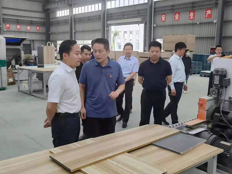 薛永还先后来到睢城街道老木匠商贸,凌城镇辰南家具,沙集镇木木纯家具