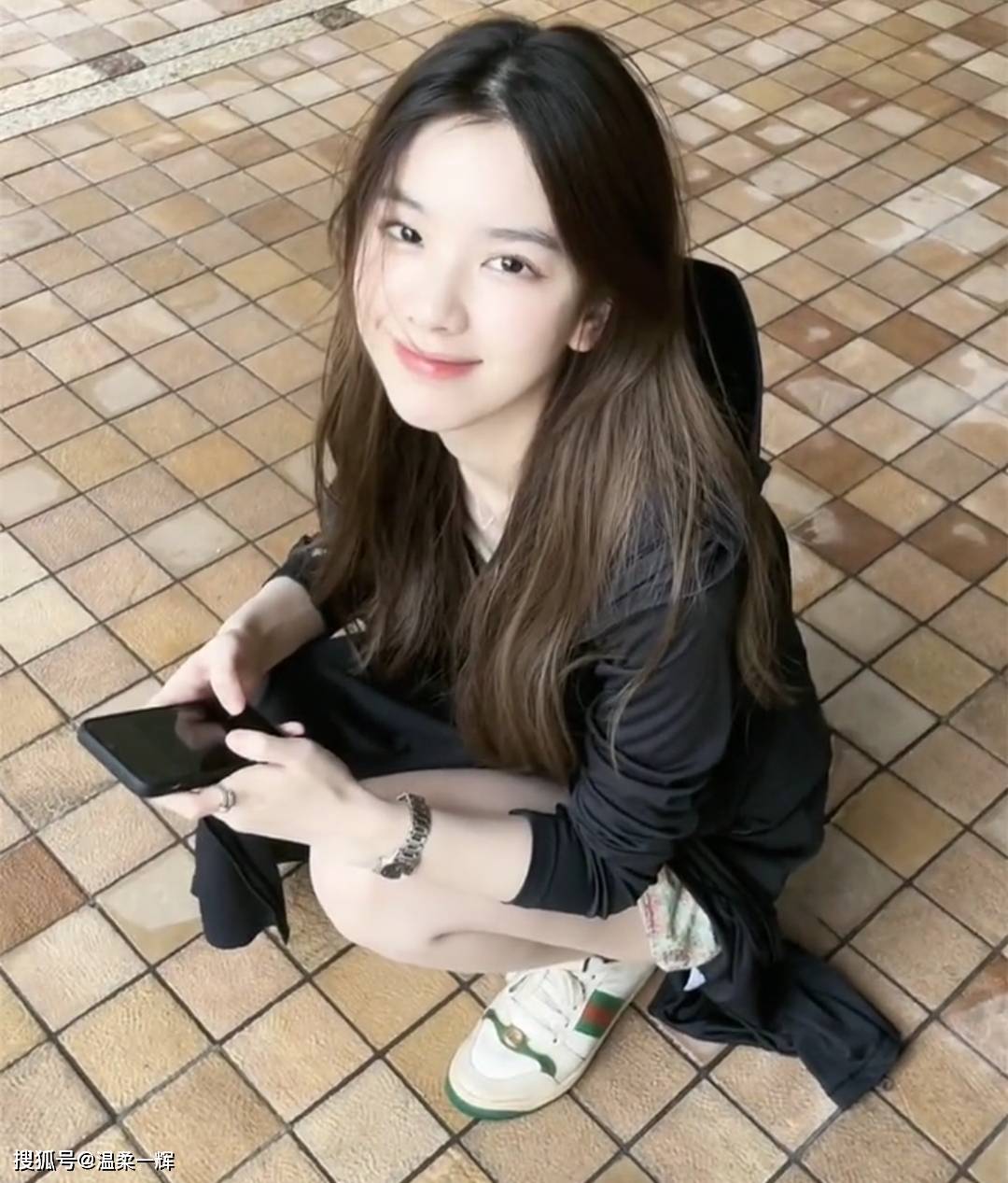 原创孙一宁男友视角牵手照火了风格百变御萝双修难怪校长心动