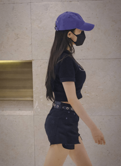 原创杨幂上班生图曝光看着侧身前凸后翘的曲线一眼就能看出是她