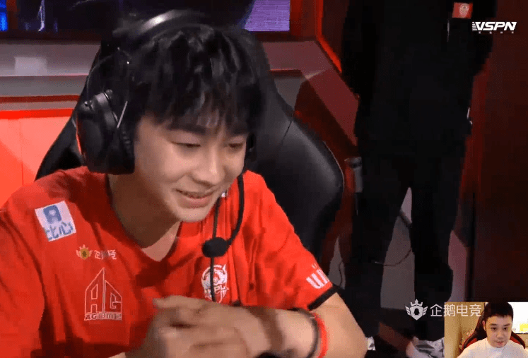 开心|AG超玩会3比0E星，休息室全员喜笑颜开，月光：多吃香蕉就对了