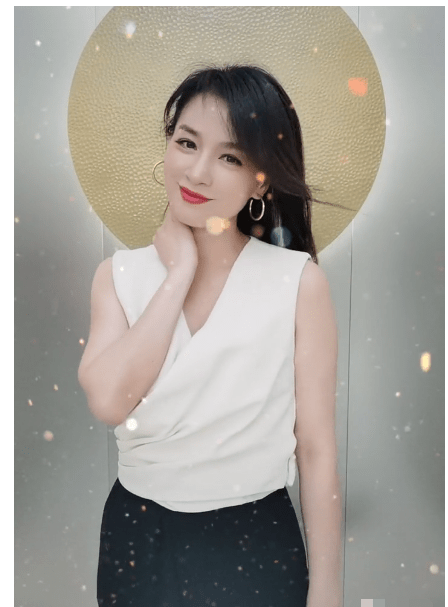 张庭黑色夹克搭配包臀裙,白嫩皮肤无瑕疵,老公大10岁也幸福?