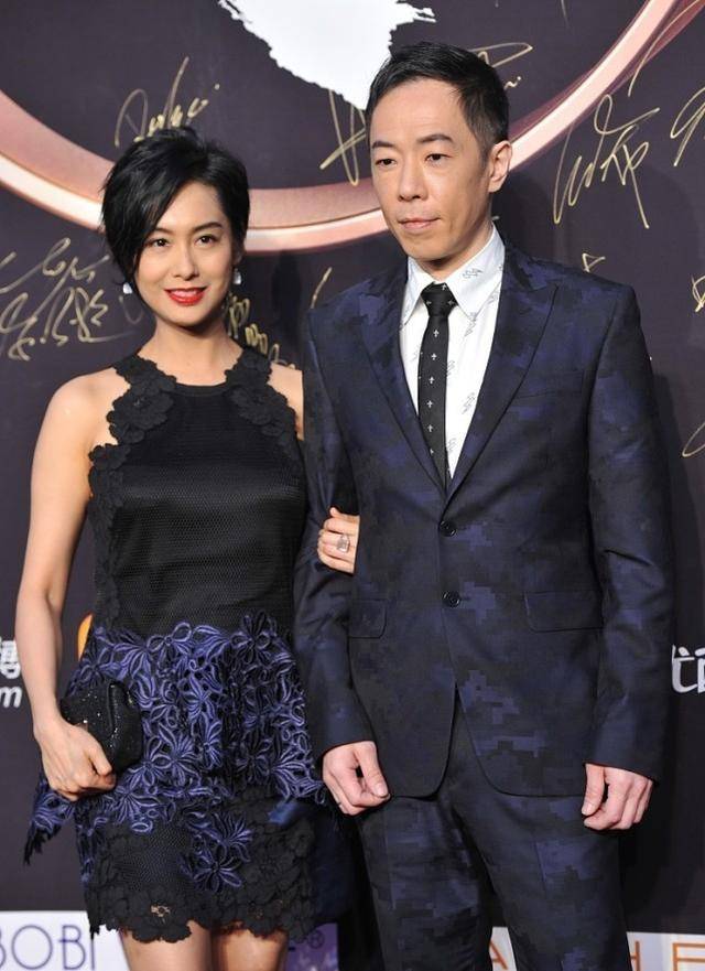 别看朱茵个子不高,但曲线撩人,和老公黄贯中站一起真是一对璧人