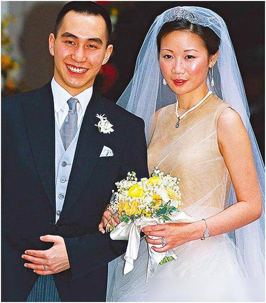 原创罗秀茵嫁赌王太子何猷龙只生1女便封肚逛街让老公提包