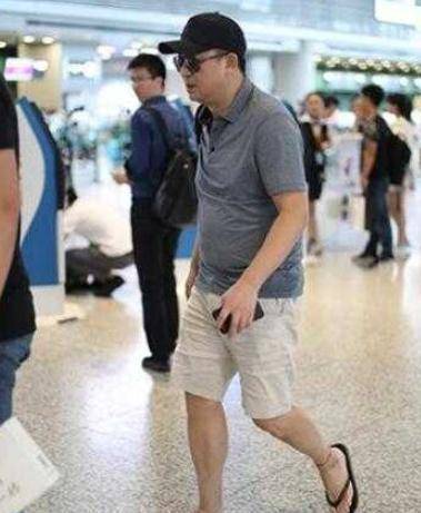 张嘉译现身横店拍新戏,一头白发显憔悴