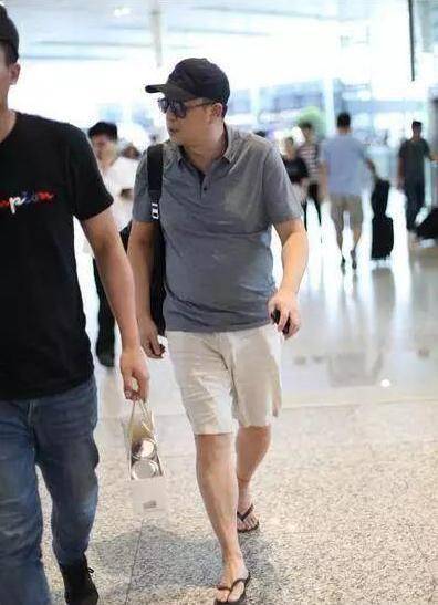 张嘉译现身横店拍新戏,一头白发显憔悴
