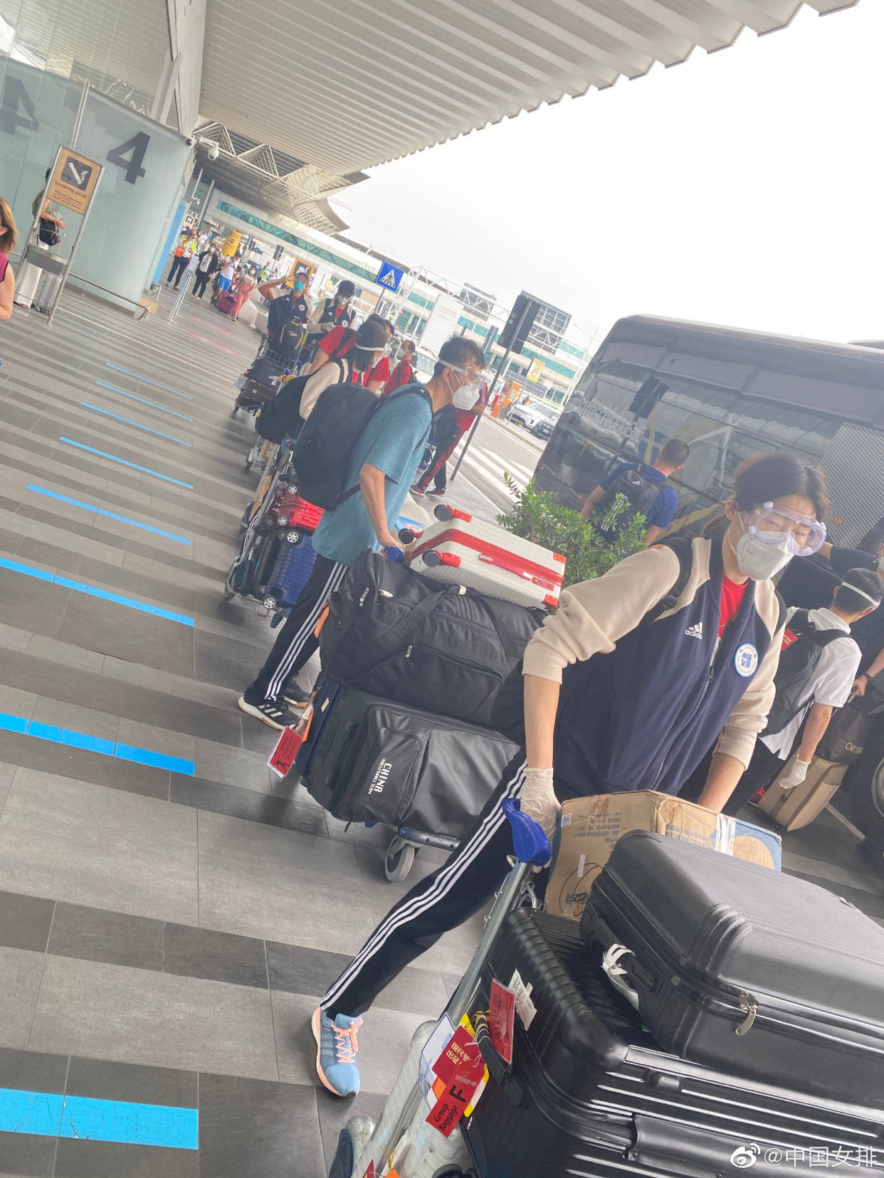 离开意大利!中国女排现身机场排队,启程回国,张常宁晒自拍合照