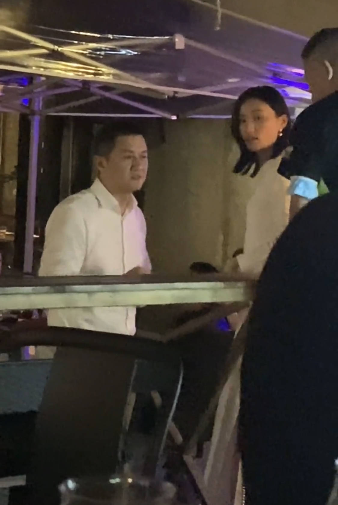 李亚鹏与女友海哈金喜穿情侣装现身餐厅,女方气质出众成现场焦点_男友