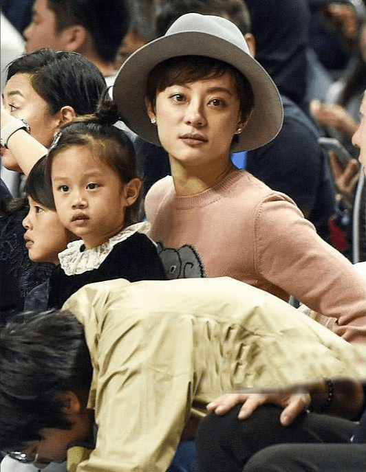 原创7岁邓涵一参加比赛拼接外套扎起马尾辫接地气孙俪邓超去支持