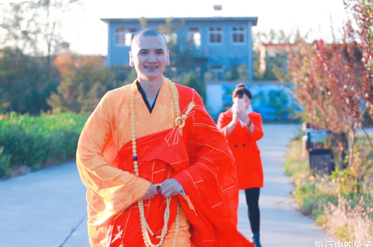 浙江一寺庙住持因长得太帅曾被多名美女追求却一心向佛