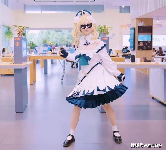 原神|B站上的官方号COS原神芭芭拉，客服小姐姐换泳装！玩家：想被踩