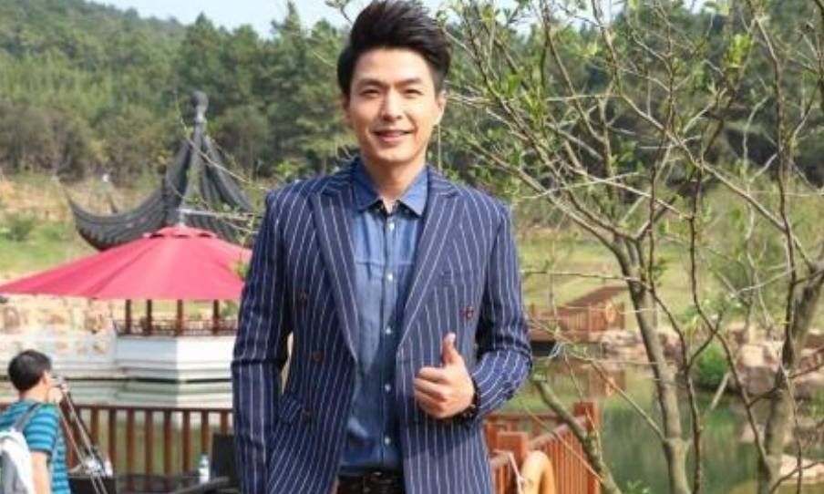 原创放羊的星星男二李威近况改行古董生意一套茶具卖几十万