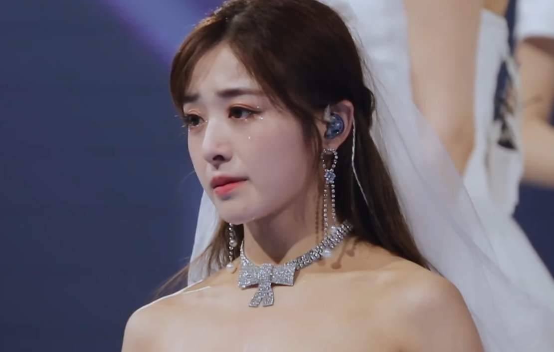 张含韵央视中秋晚会直播采访,离开美颜后,这状态和颜值我羡慕了