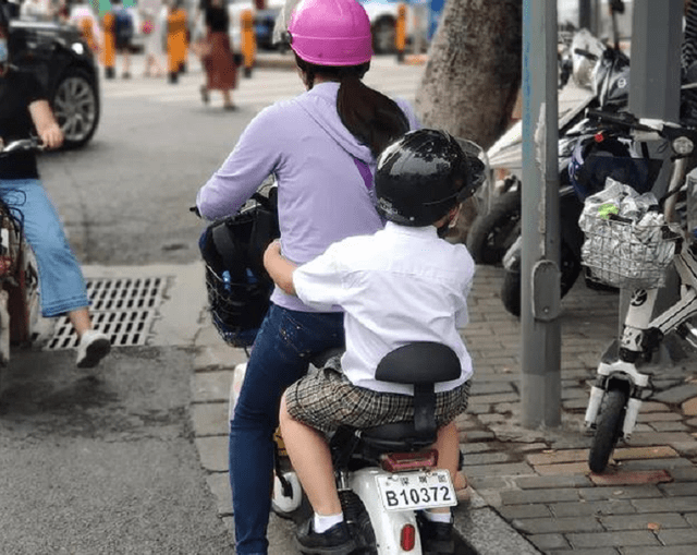 电动车载人有限制接孩子上学成难题专家给出3个建议令人不满