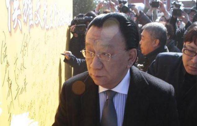 73岁侯耀华曝近况声音洪亮精神饱满状态佳身后大古董成功抢镜