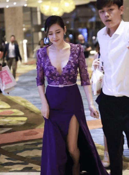 "中国媳妇"秋瓷炫现身,被粉丝围观,身穿紫色深v裙尽显好身材