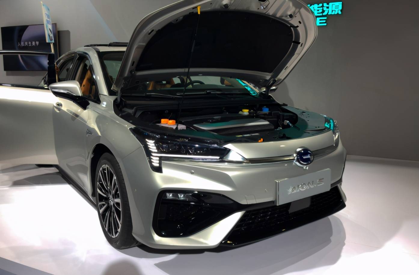 广汽埃安aions标配弹夹电池续航可至602km