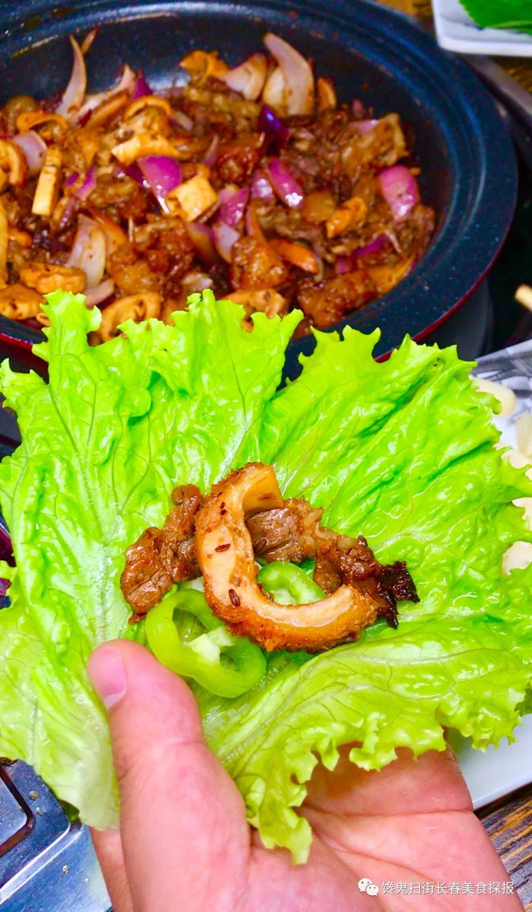 在他家吃扒拉锅还能用苏子叶生菜包着吃