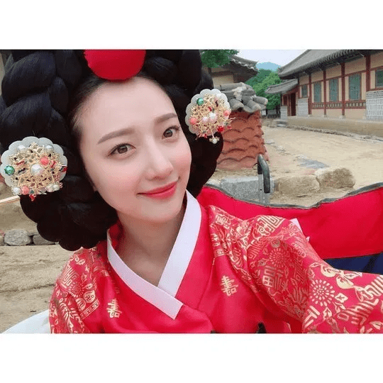 在《德鲁纳酒店》中也有她饰演剧中剧的中殿娘娘一角;最近一次的客串