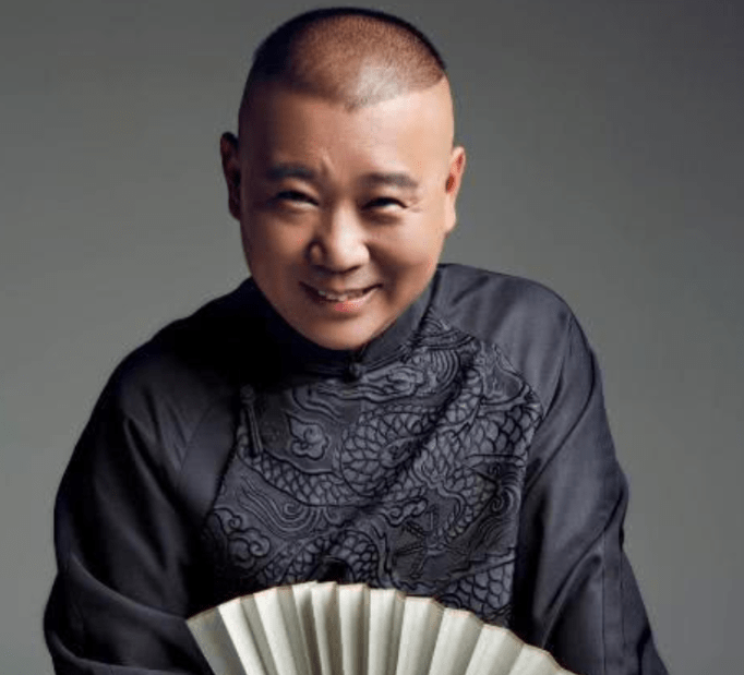 何云伟商演没人看,自己鼓掌化解场面,如今的他可曾后悔过?_郭德纲