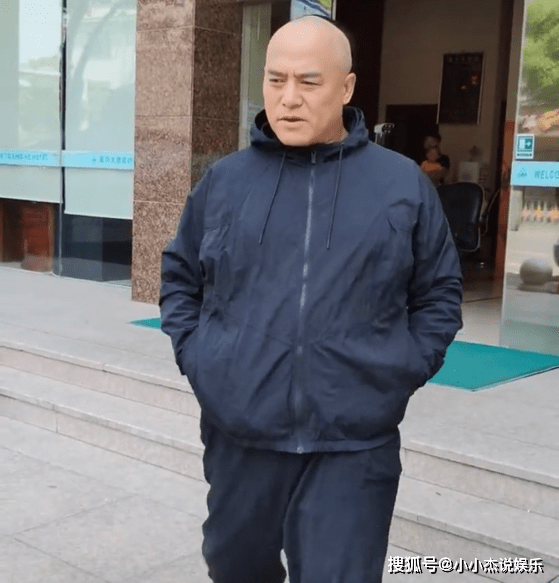 原创张永刚低调现身横店手插口袋脚穿凉鞋气定神闲满满的童年记忆