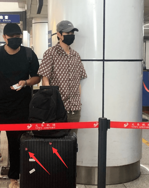 杨幂魏大勋穿同品牌服装后,男方再贴专属桃心疑示爱杨幂