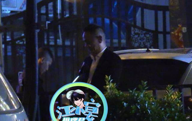 相声馆赔钱到倒闭,直播卖酒满屏尴尬,事业不行他投身爱情?