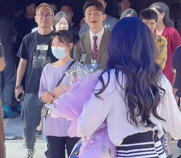 欧阳娜娜唱歌跳入粉丝怀里 4f17bbf7b36e4822a9b13520f39d5279.jpeg