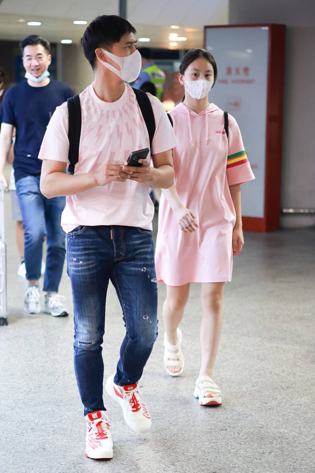 田亮一家四口同框13岁森碟身高快赶上爸爸儿子长高到妈妈肩膀