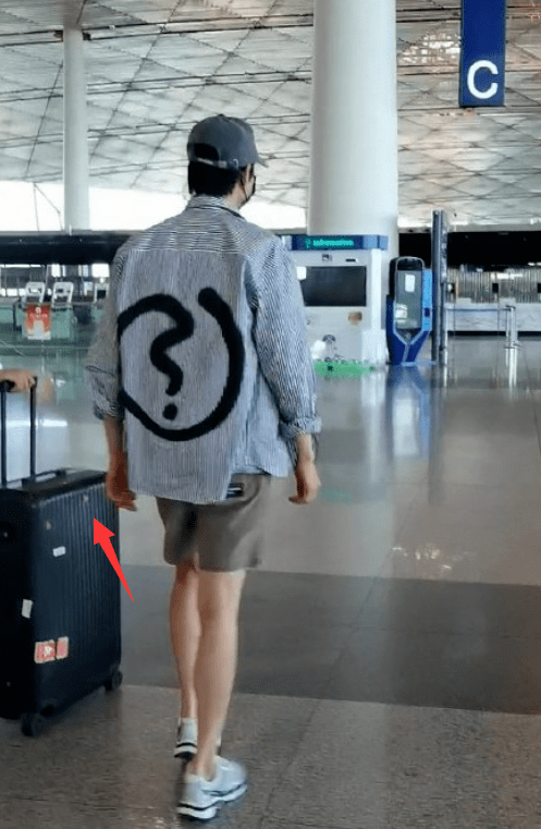 杨幂魏大勋穿同品牌服装后,男方再贴专属桃心疑示爱杨幂