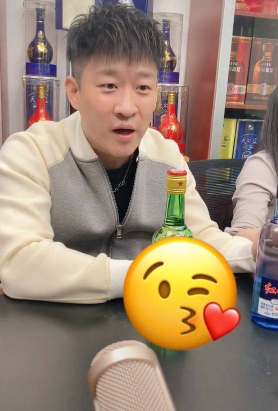 相声馆赔钱到倒闭,直播卖酒满屏尴尬,事业不行他投身爱情?