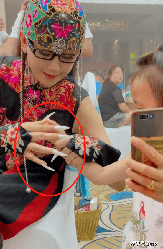 杨丽萍拎竹筐观看家人表演!侄女身高超一米八