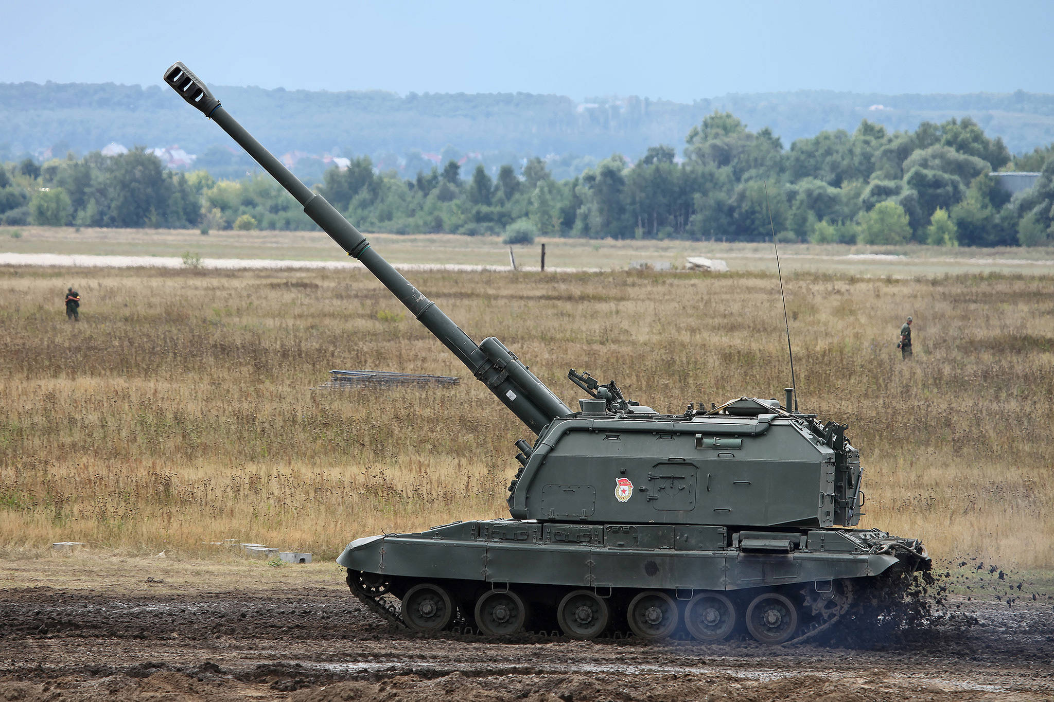俄打造155毫米自行火炮,用来抢占军火市场,能与无人机协同作战