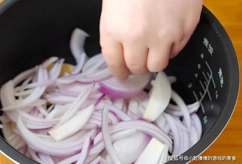 做法|把一整条鱼放进电饭锅里,头一次见这种做法,鱼肉出锅后满屋飘香!
