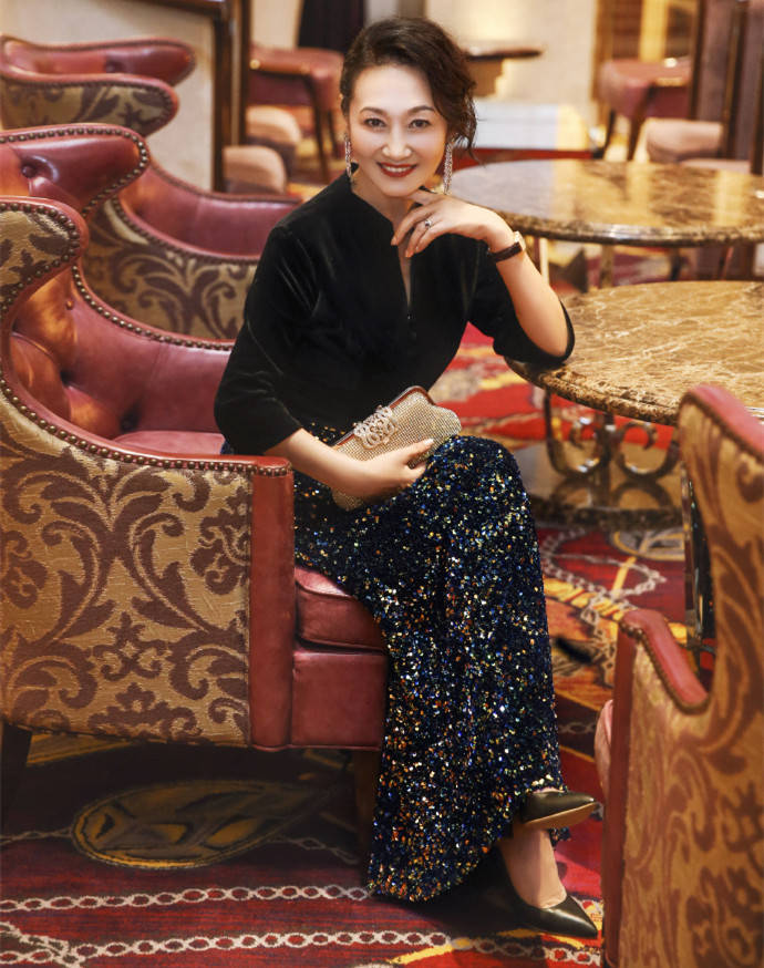 腾格尔前妻原来是她,人到中年身材依旧苗条,成大龄女性穿衣模板