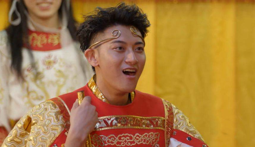 原创黄子韬在孙悟空面前很谦虚 那英给马德华扇扇子 细节见人品