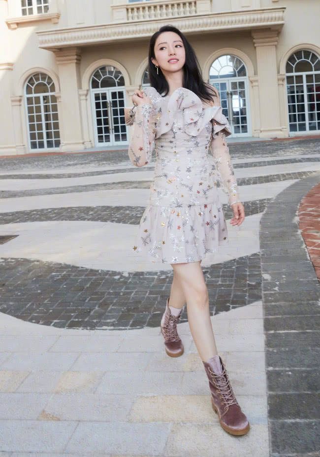 董璇穿马丁靴p图太不走心,鞋比小腿还长,一双脚足足有42码!