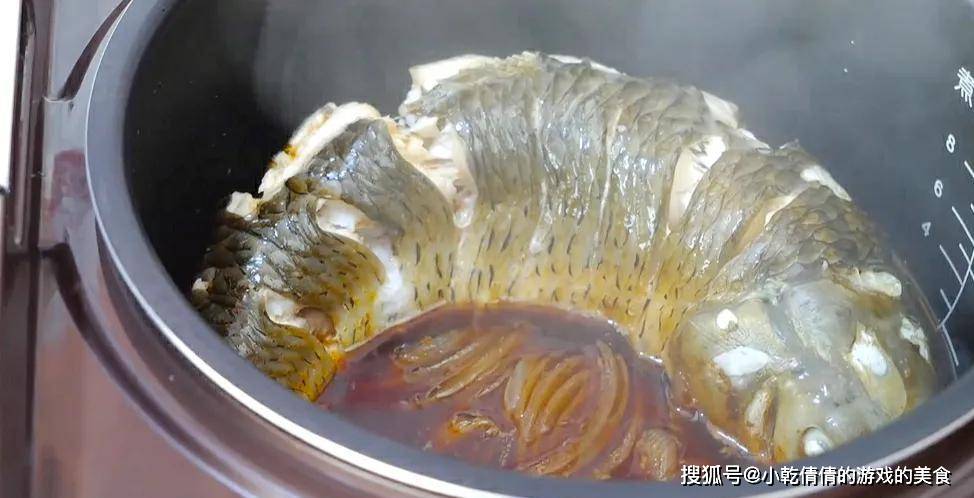 做法|把一整条鱼放进电饭锅里，头一次见这种做法，鱼肉出锅后满屋飘香！