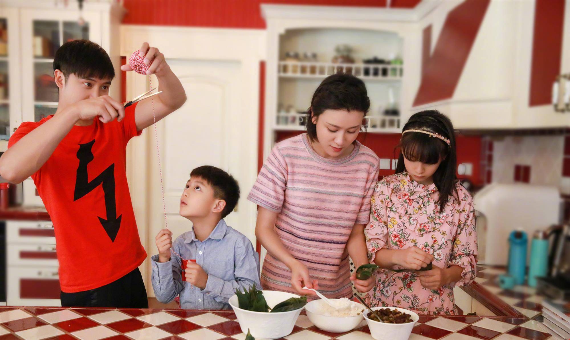 田亮一家四口齐聚,森碟穿粉色碎花裙太甜美,11岁气质比妈妈出众