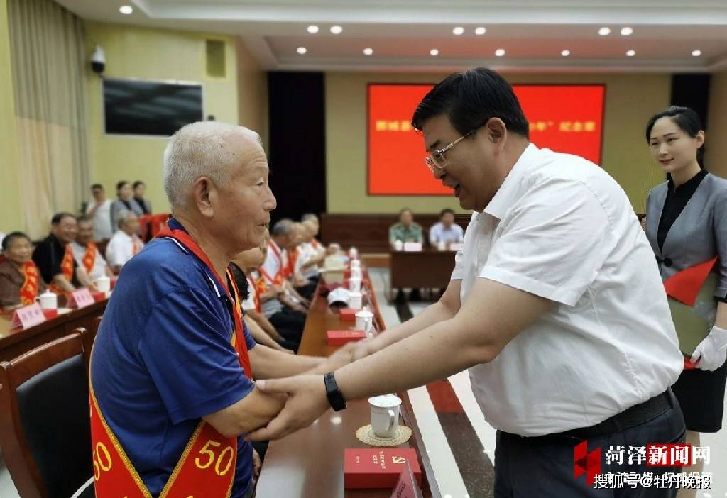 孙伟,袁红兵等县领导为老党员代表颁发纪念章.随后,孙伟带领与会党